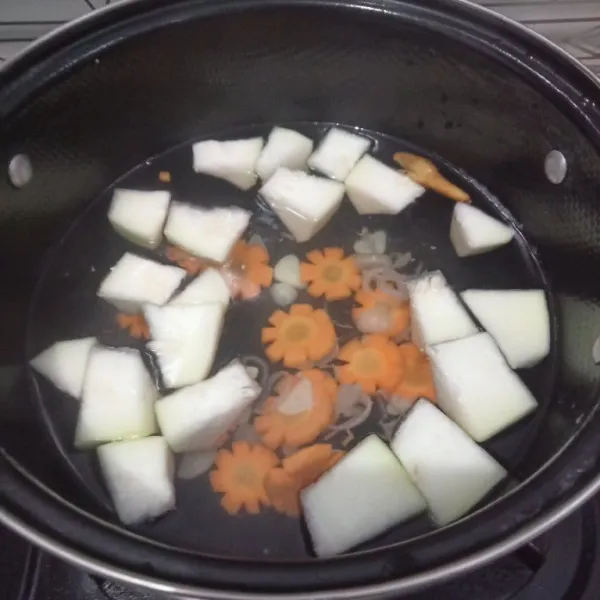 Masukkan wortel dan labu air masak sampai setengah lunak.