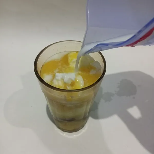 Tambahkan susu cair.