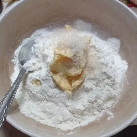 Masukkan tepung terigu, air es, margarin, dan gula halus ke dalam wadah