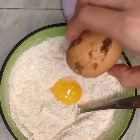 Masukkan kuning telur, lalu aduk sampai tidak ada yang bergerinjil.
