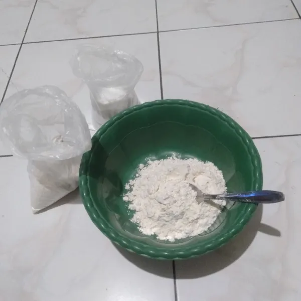 Campur tepung terigu dan tepung tapioka, aduk rata