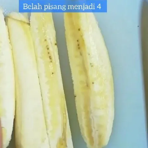 Belah pisang menjadi 4 bagian.