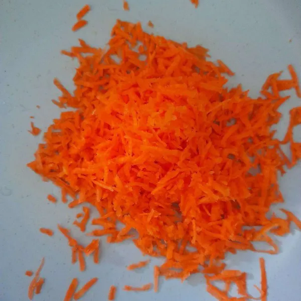 Kupas wortel, cuci bersih dan parut lalu sisihkan.