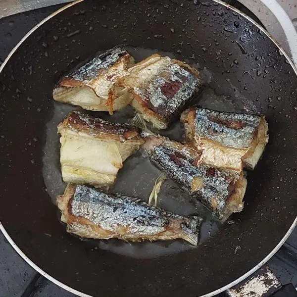 Goreng ikan cucut hingga garis. Cemplungkan ikan cucut goreng sesaat sebelum disajikan bersama bahan pelengkap