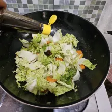 Bumbui dengan saus tiram, kecap ikan, merica serta kaldu bubuk. Masak hingga semua sayuran empuk, kemudian koreksi rasanya dan matikan api.