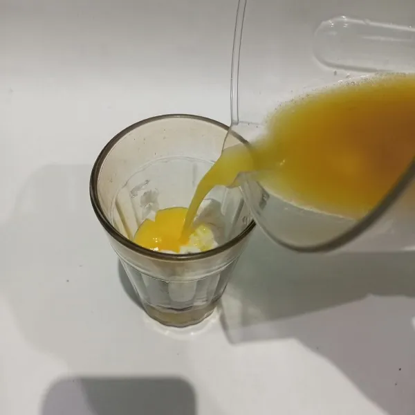 Tuangkan jus mangga yang telah diblender ke dalam gelas saji.