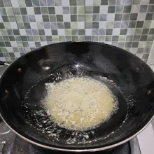 Tumis bumbu halus dengan minyak goreng secukupnya. Tumis hingga wangi dan sedikit berubah warna.