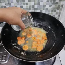 Tambahkan air, aduk rata. Masak hingga wortel ¾ empuk.