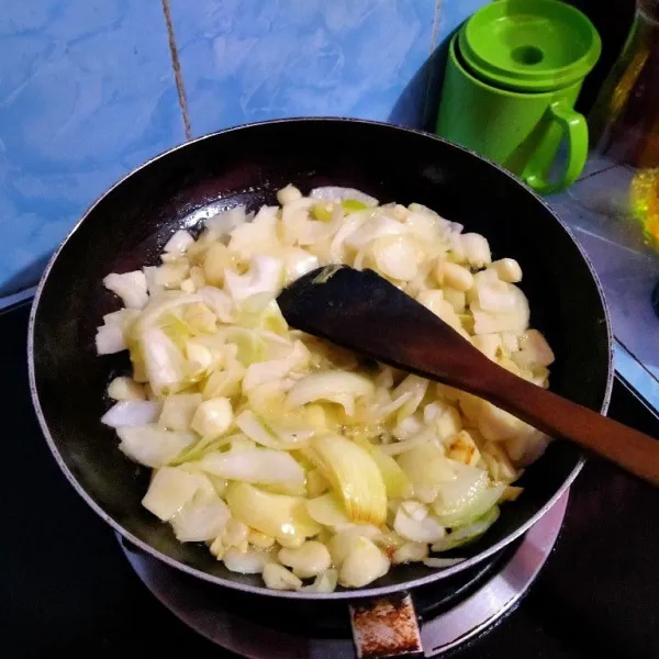 Tumis bawang putih dan bawang bombay sampai layu dan harum. Sisihkan.
