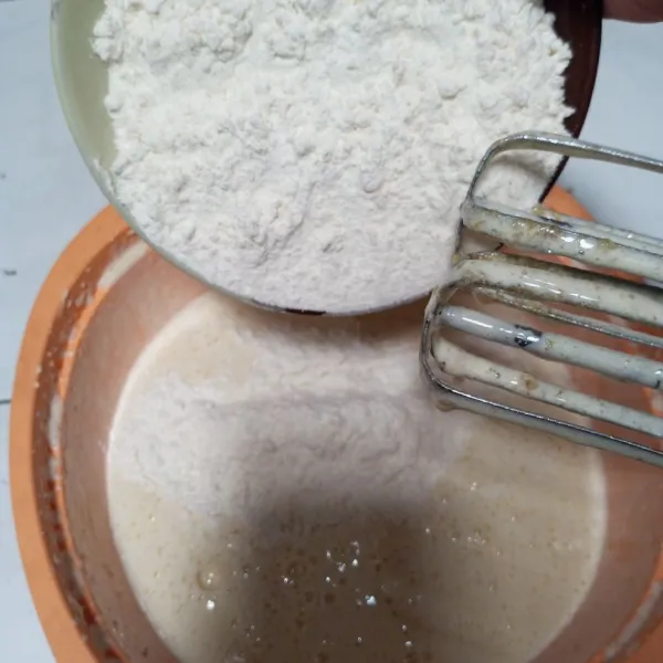 Tambahkan tepung terigu, garam dan baking powder, mixer rata.