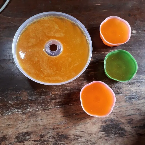 Diamkan selama 3 menit dan saring. Tuang ke dalam cetakan dan dinginkan hingga mengeras. Sajikan dingin (dalam kulkas) lebih enak.