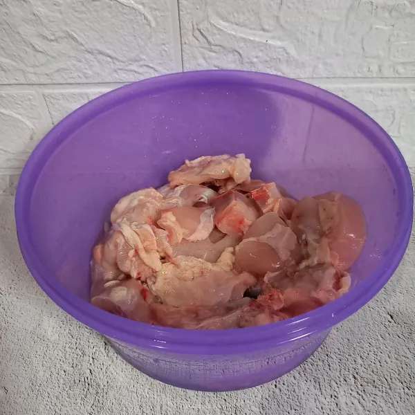 Potong-potong dan cuci ayam. Kemudian lumuri dengan garam.