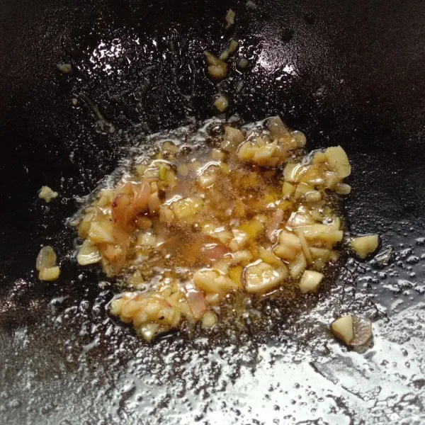 Panaskan sedikit minyak, tumis bawang putih dan bawang bombay hingga matang.