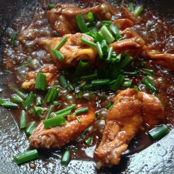Masukkan potongan kucai, aduk perlahan hingga kucai layu.