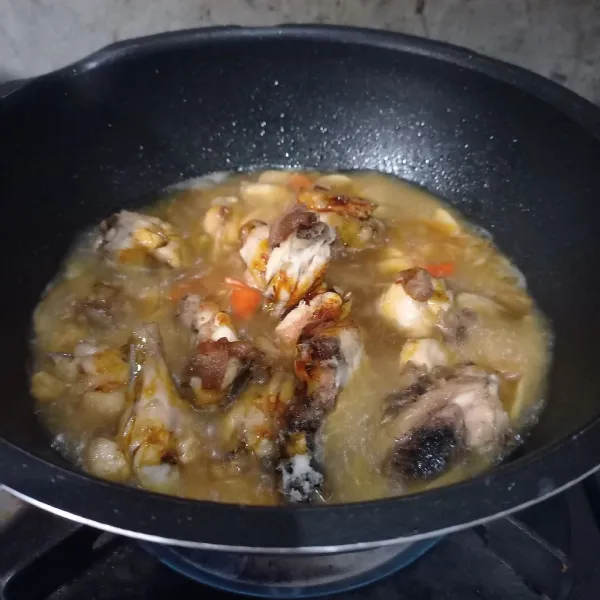 Masukkan ayam, garam, gula, kaldu, kecap manis, dan air. Masak sampai matang.