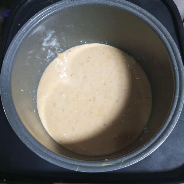 Masukkan adonan ke dalam wadah rice cooker yang sudah di olesi margarin. Masak dengan mode kue.