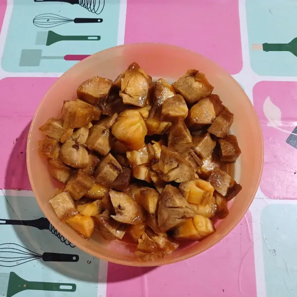 Potong-potong pisang sesuai besar kulit roti, sisihkan.