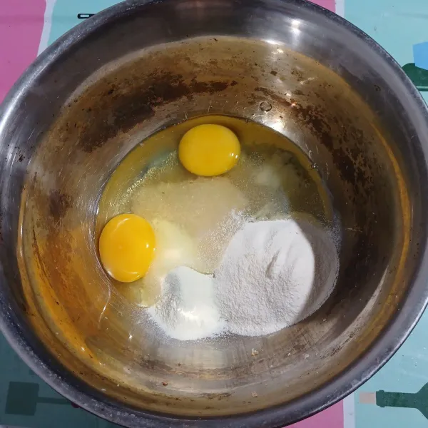 Campur telur, gula, garam, susu bubuk dan fiber di mangkuk. Kocok hingga gula larut.