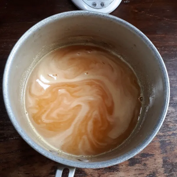 Tambahkan air markisa, aduk hingga rata dan tidak bergerindil.