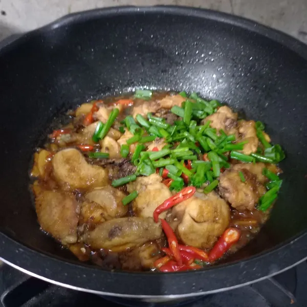 Terakhir masukkan irisan cabai keriting merah dan daun bawang. Aduk dan cek rasa. Oseng ayam siap disajikan.