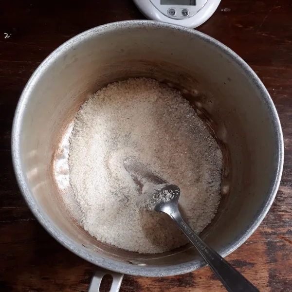Campurkan agar - agar dan gula, aduk rata.