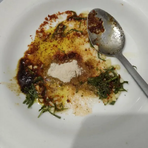 Masukkan bumbu mie instan satu saja, namun untuk bumbu minyak masukkan keduanya, aduk rata.