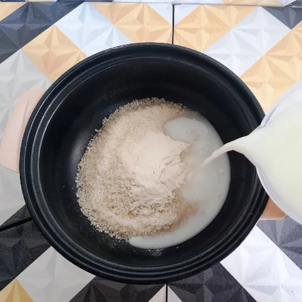 Proses perebusan daun kelor dalam panci