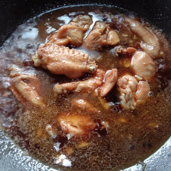 Setelah mendidih, masukkan campuran bumbu saus, aduk rata, tunggu air hampir kering.