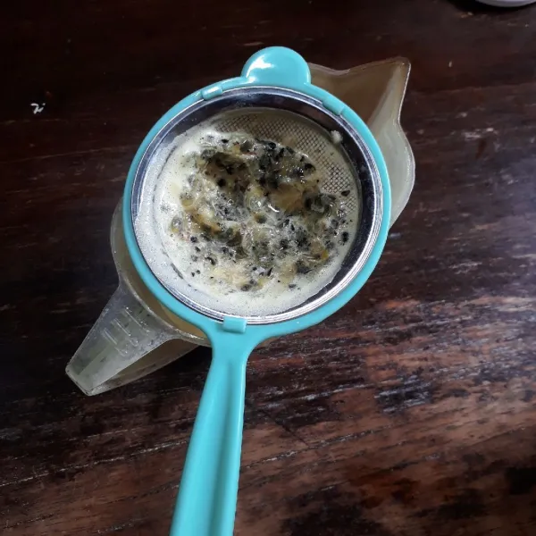 Blender markisa dan air, kemudian saring.