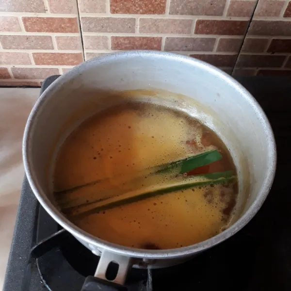 Tambahkan pandan, rebus sambil diaduk - aduk hingga gula larut dan mendidih.