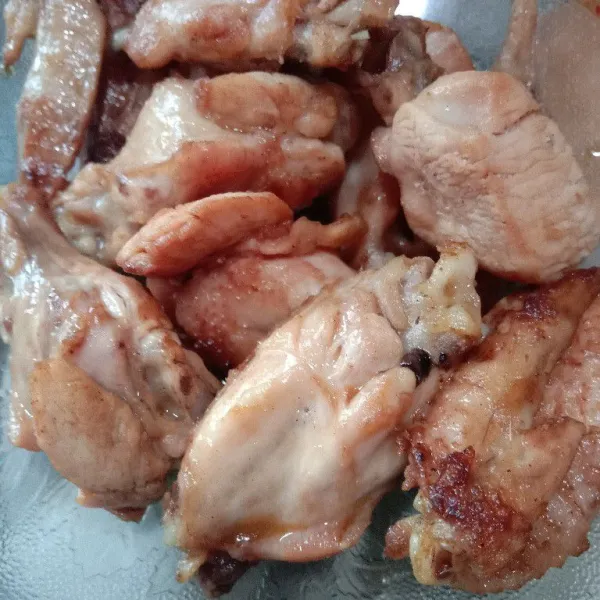 Bumbui ayam dengan bumbu marinasi, aduk rata, diamkan 5 menit saja. Panaskan minyak, goreng ayam hingga matang, sisihkan.