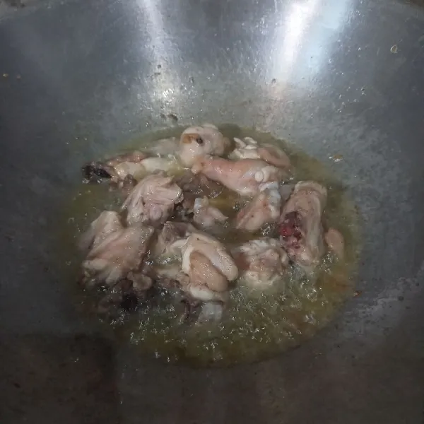 Goreng ayam sampai setengah matang.
