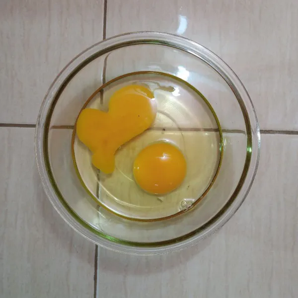 Siapkan telur dalam mangkuk/baskom.