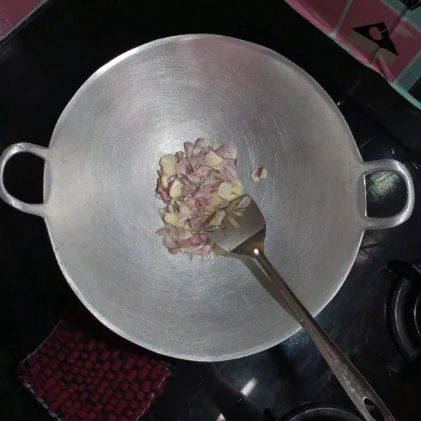 Kemudian panaskan secukupnya minyak, lalu tumis bawang merah dan bawang putih.