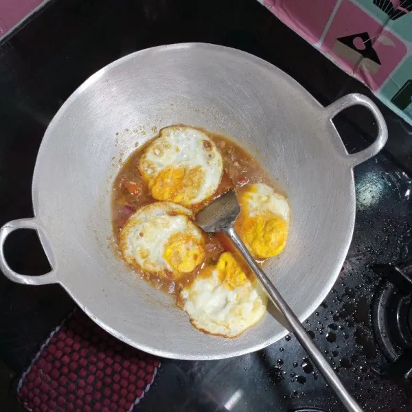Lalu masukan telur ceplok, masak hingga kuah agak menyusut, cek rasa, matikan api.