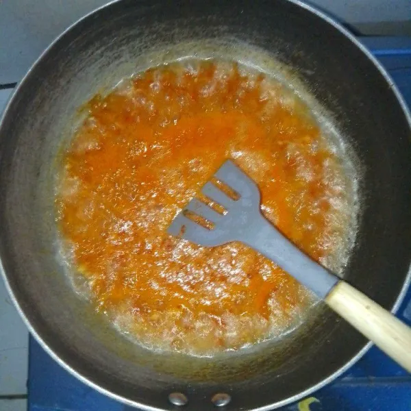 Tumis bumbu yang sudah di belder hingga harum.