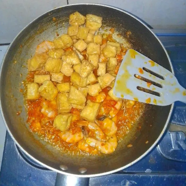 Aduk rata semua bahan dengan bumbu hingga matang merata.