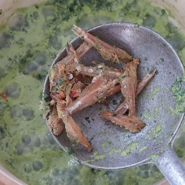 Tambahkan ikan teri, masak sampai daun singkong lembut.