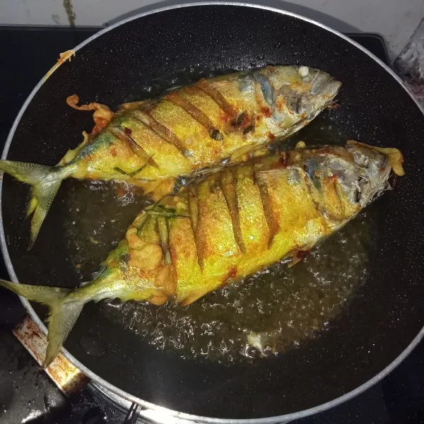 Panaskan minyak secukupnya, lalu masukkan ikan. Tambahkan kembali adonan, lalu goreng hingga kuning keemasan
