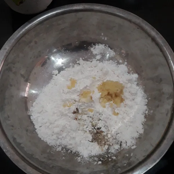 Campurkan tepung terigu, tepung tapioka, kaldu bubuk, garam, lada bubuk, dan bawang putih halus.