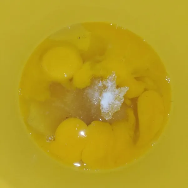 Kocok telur, gula pasir, sp, vanilla bubuk, dan garam sampai mengembang kental berjejak.