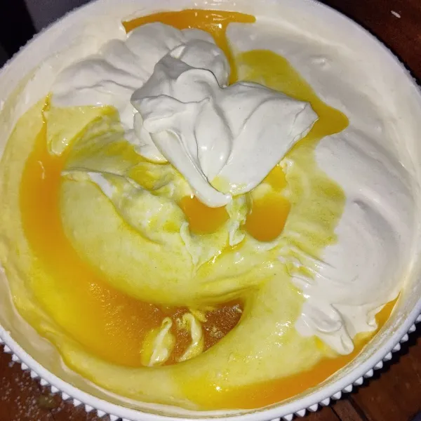 Tambahkan margarin cair, mixer speed rendah/aduk balik dengan spatula, pastikan tidak ada margarin yang mengendap.