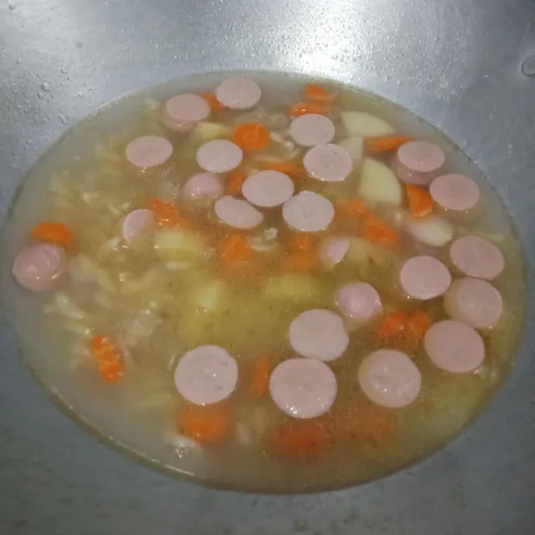 Koreksi rasa, sup fusili sosis siap disajikan.