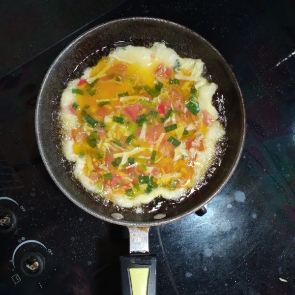 Panaskan minyak dalam teflon, masukan telur.