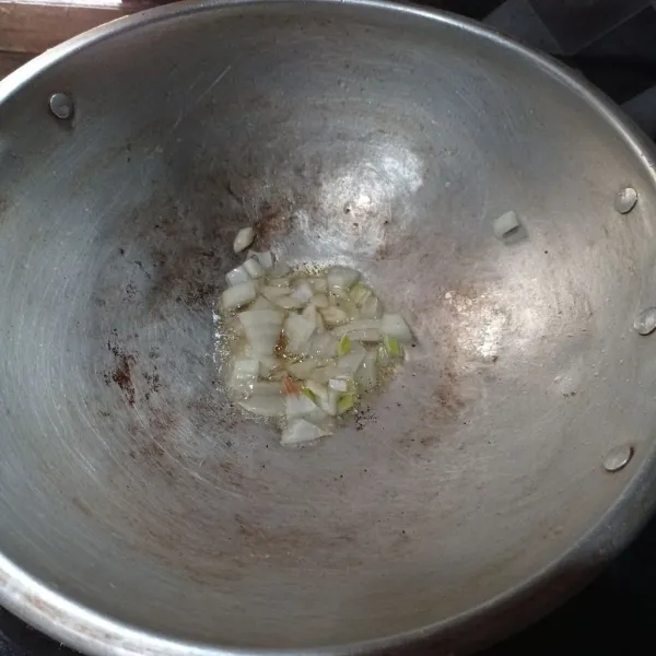 Panaskan minyak goreng dan minyak wijen lalu tumis bawang putih dan bawang bombay sampai matang.