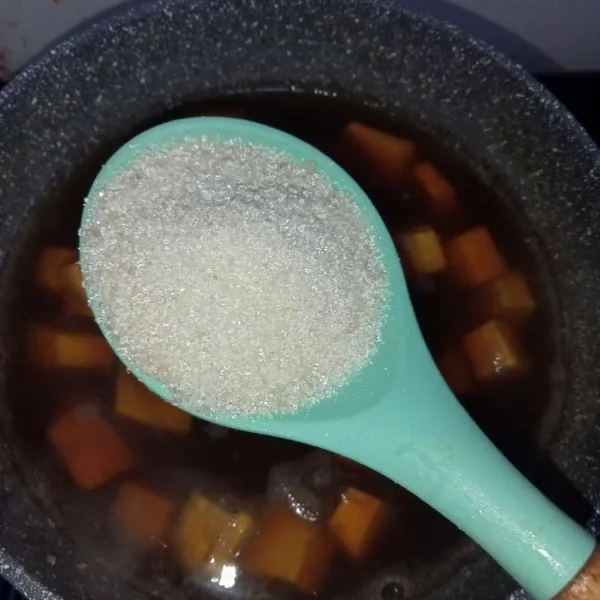 Tambahkan gula pasir dan garam, aduk rata