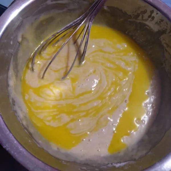 Tuang mentega cair, lalu aduk hingga tercampur.