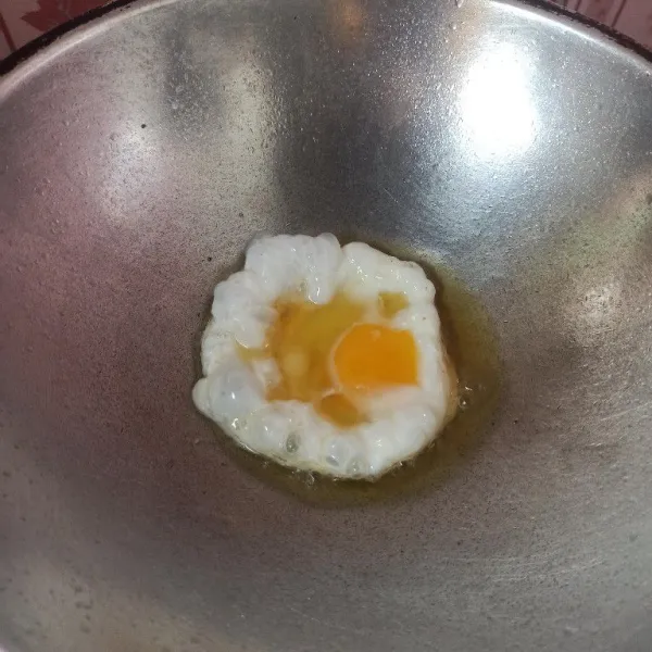 Ceplok telur satu persatu goreng hingga matang. Setelah matang angkat dan tiriskan.