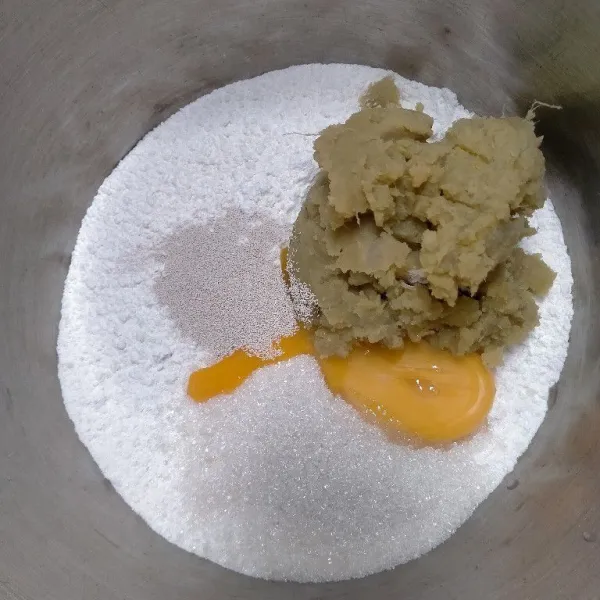 Masukkan terigu, telur, ubi kuning kukus yang sudah dihaluskan, ragi instan dan air dalam 1 wadah. Uleni hingga bisa dibentuk.