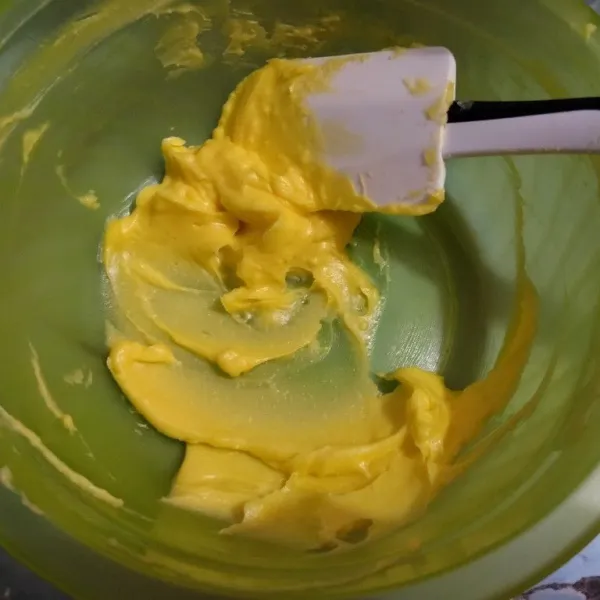 Aduk dengan spatula, butter, gula halus, garam, dan vanilla (garam dan vanilla bisa diskip). Aduk sampai lembut dan tercampur.